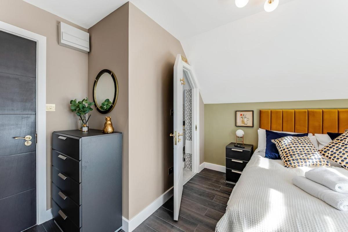 Modern In Excellent Location 8 *